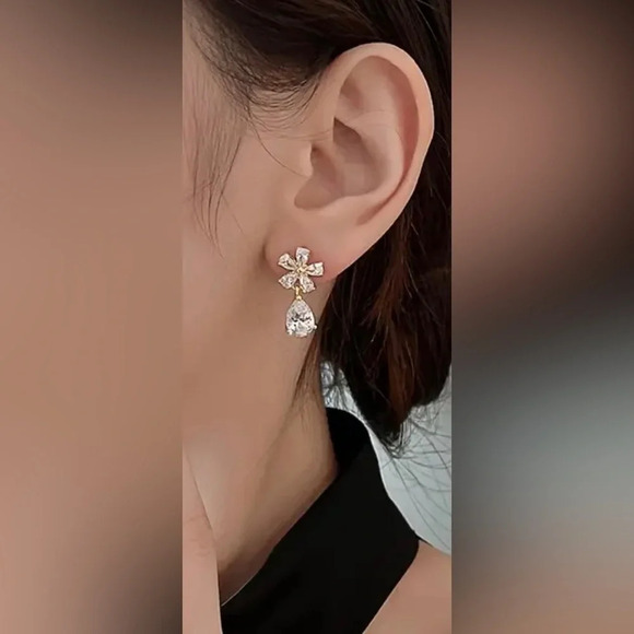 Rhinestone drop earring - goldtone new in package. - Picture 3 of 4